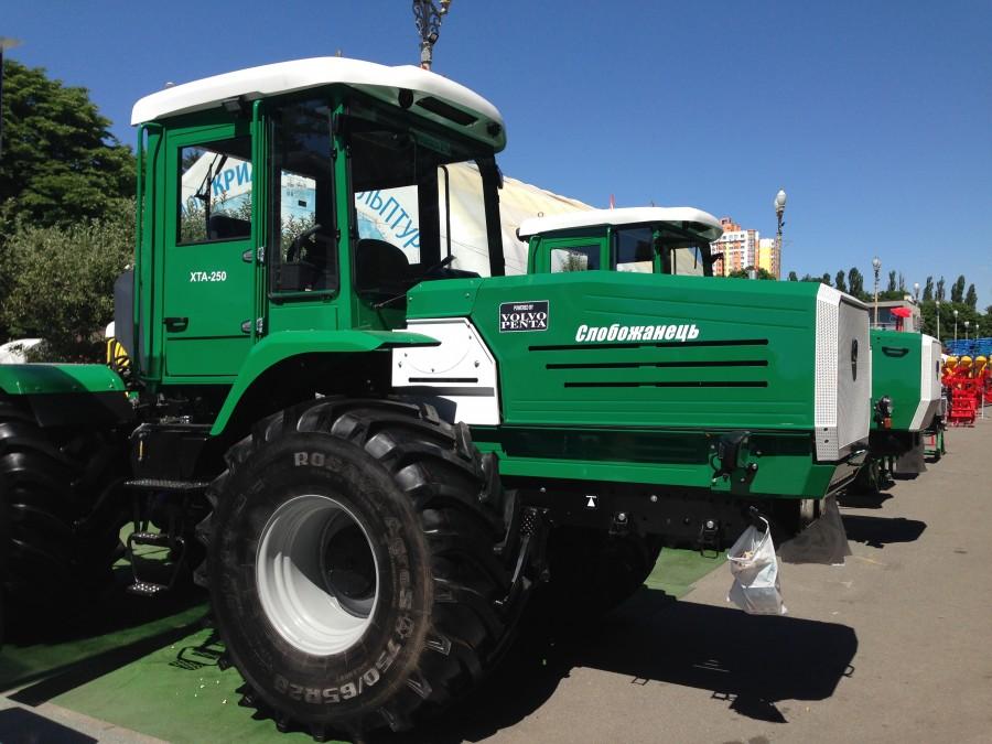 В Украине разработали новый трактор ХТА-250-30